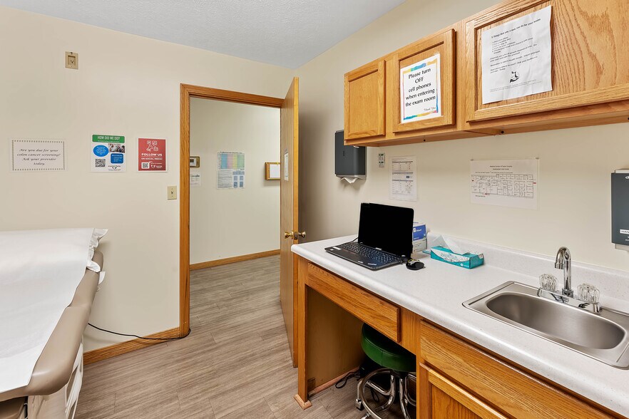 More Photos Of 725 N Pike St, Grafton Office For Sale