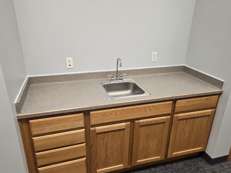 More Photos Of 781 Lois Dr, Sun Prairie Office For Sale