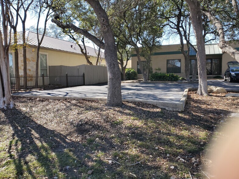 More Photos Of 16015 University Oak, San Antonio Service For Lease