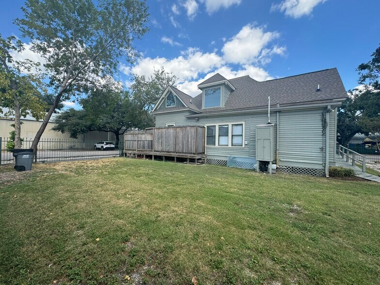 More Photos Of 1119 Roy St, Houston General Retail For Lease