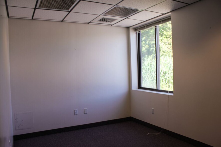 More Photos Of 70 Zachary Rd, Manchester Research And Development For Lease