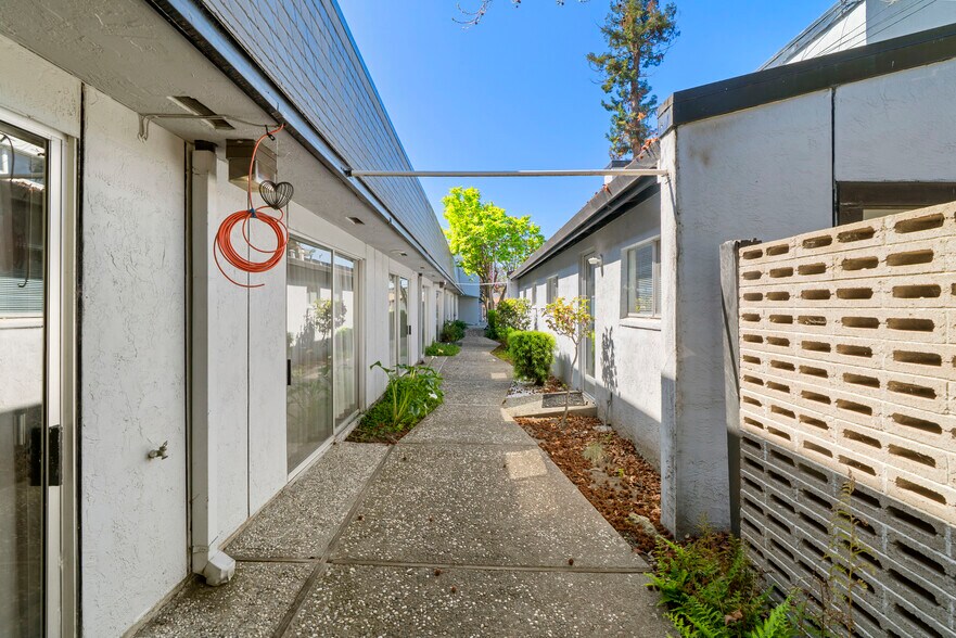 More Photos Of 22427 Montgomery St, Hayward Congregate Senior Housing For Sale