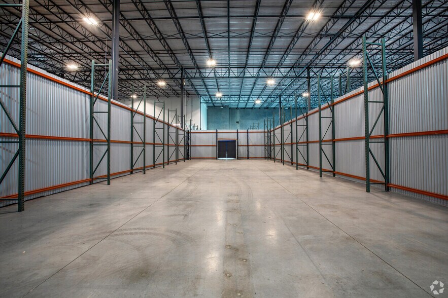 More Photos Of 250 E Sandford Blvd, Mount Vernon Warehouse For Lease