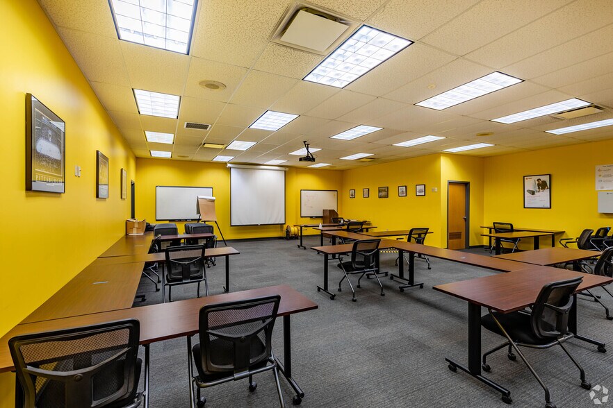 More Photos Of 400 Business Center Dr, Pittsburgh Light Distribution For Lease