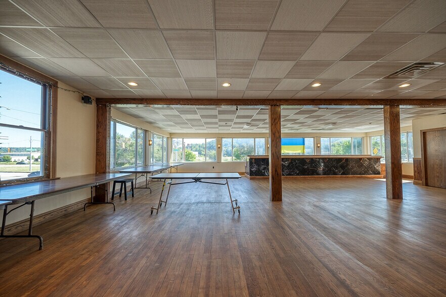 More Photos Of 1 Main St, Lyndora Restaurant For Lease