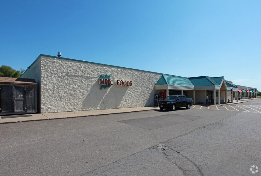 More Photos Of 1500 Howard Ave, Maple Plain Supermarket For Lease