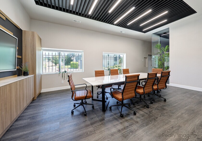 More Photos Of 1201 W Fourth Plain Blvd, Vancouver Flex For Sale