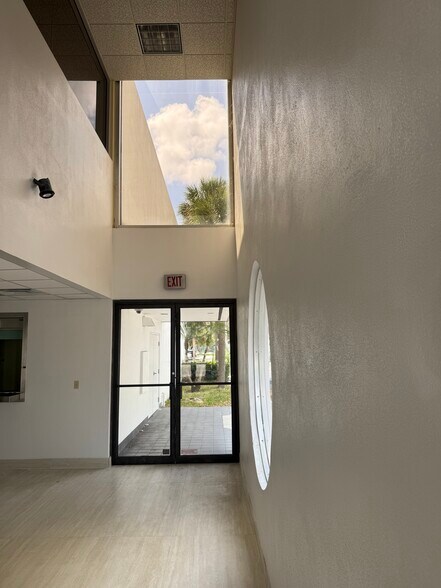 More Photos Of 2434 Hollywood Blvd, Hollywood Office For Sale