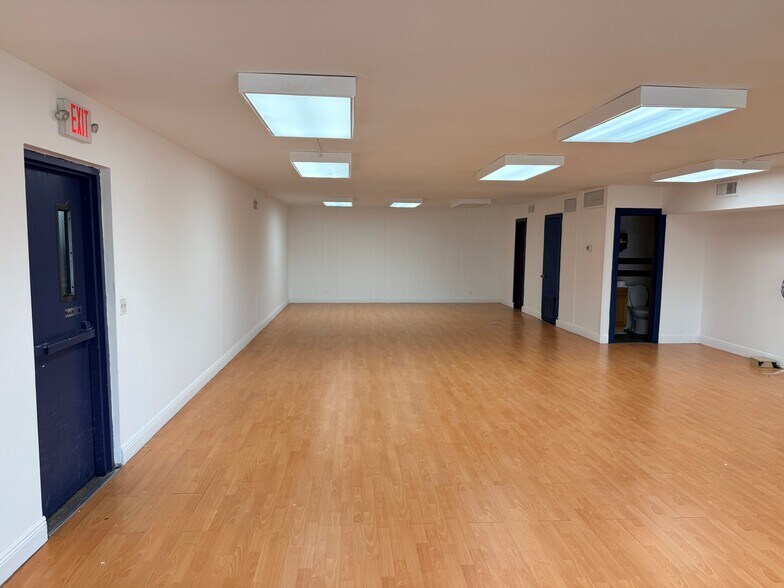 More Photos Of 3308 W 45th St, West Palm Beach Showroom For Lease