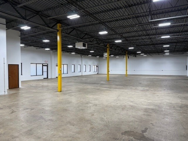 More Photos Of 427 Commerce Ln, West Berlin Distribution For Lease