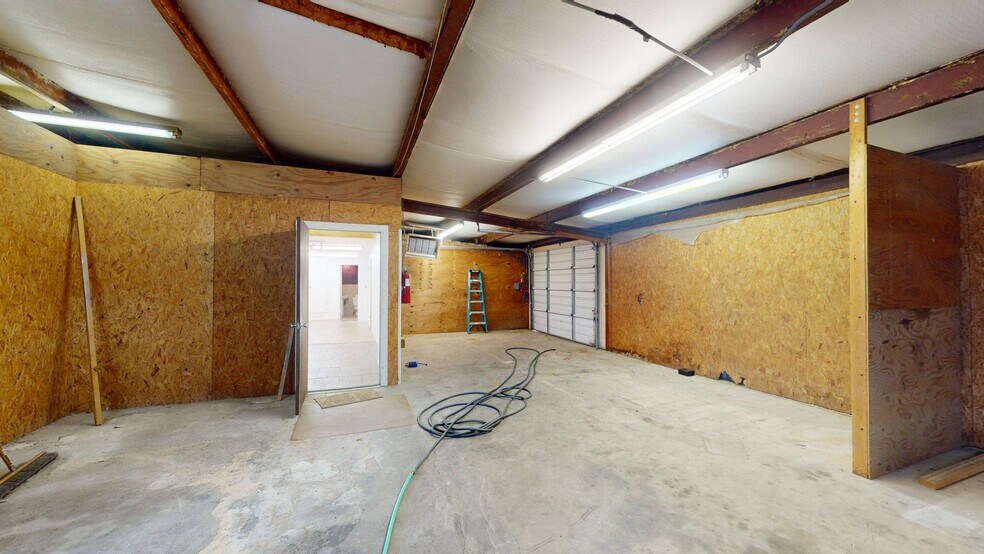 More Photos Of 1602 FM 1431, Marble Falls Showroom For Lease