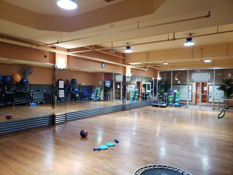 More Photos Of 18 Oliver St, Newark Office For Lease