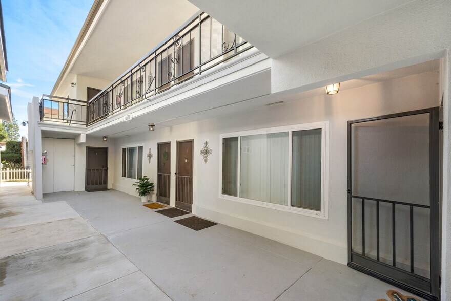 More Photos Of 12571 Kensington Ln, Garden Grove Apartments For Sale