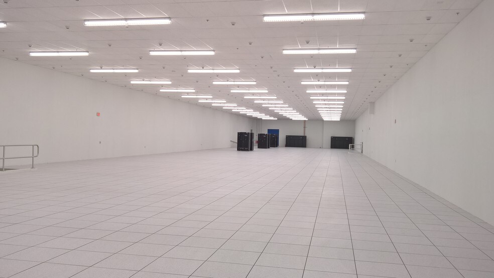 More Photos Of 1515 Round Table Dr, Dallas Warehouse For Lease