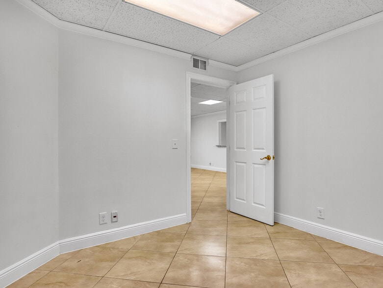More Photos Of 1920 Palm Beach Lakes Blvd, West Palm Beach Medical For Sale