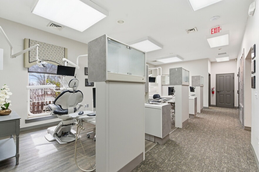 More Photos Of 2104 Chesterfield Blvd, Springfield Office For Sale