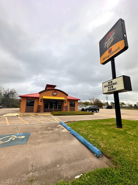 More Photos Of 635 E Admiral Doyle Dr, New Iberia Restaurant For Lease