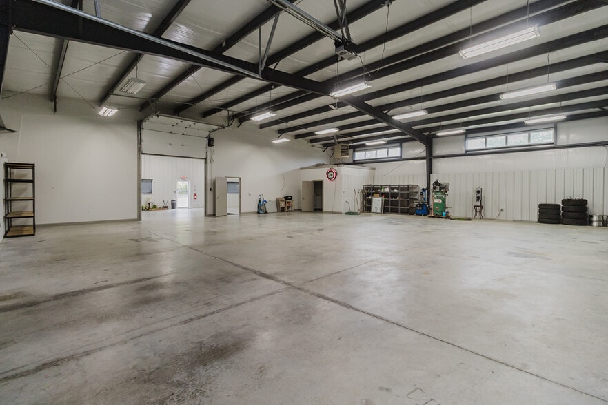 More Photos Of 2325 S Crest St, Wichita Warehouse For Sale
