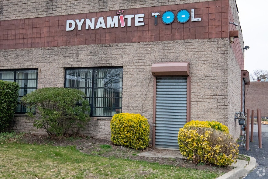 More Photos Of 1550 Smithtown Ave, Bohemia Distribution For Sale