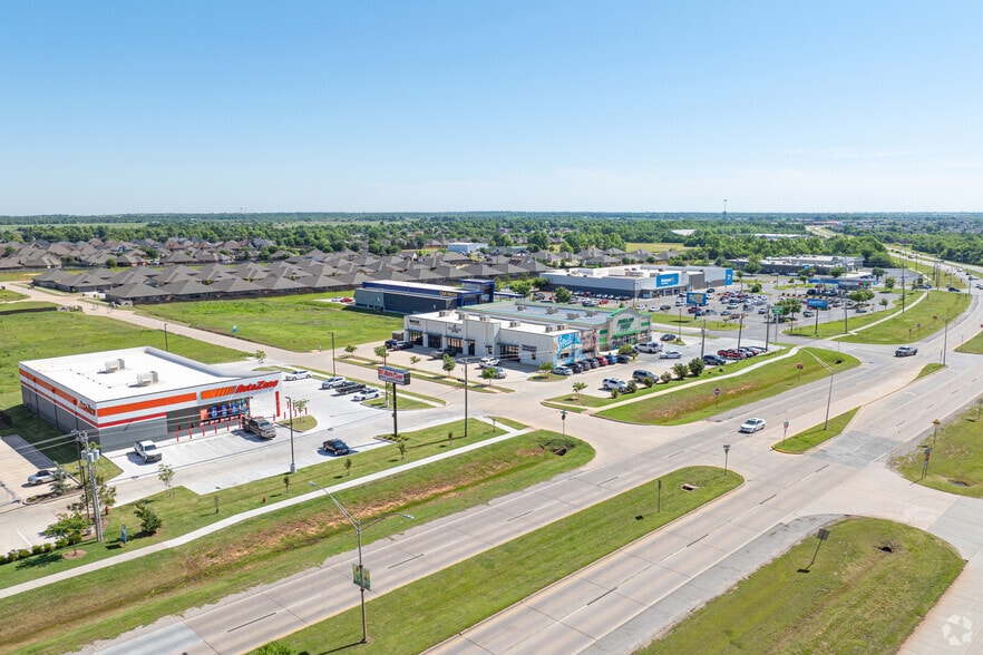 More Photos Of 901 E Main St, Yukon General Retail For Lease