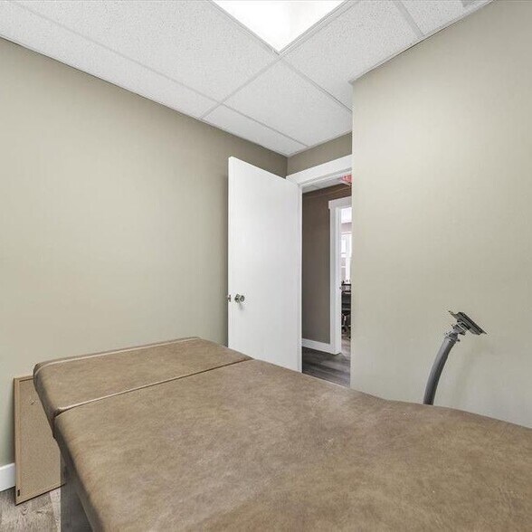 More Photos Of 25400-25430 Goddard Rd, Taylor Medical For Sale