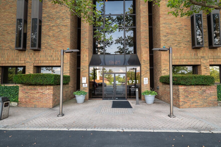More Photos Of 921 Chatham Ln, Columbus Office For Lease