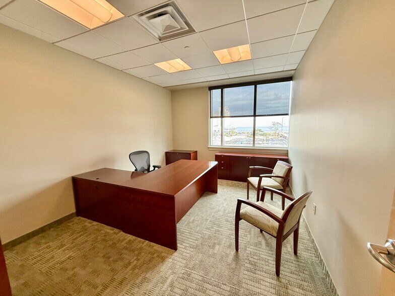 More Photos Of 300 32nd St, Virginia Beach Office For Lease