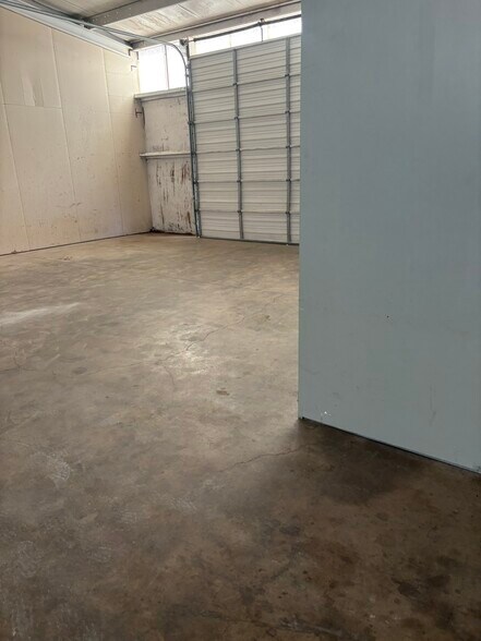 More Photos Of 323 Thomas Pl, Everman Warehouse For Lease