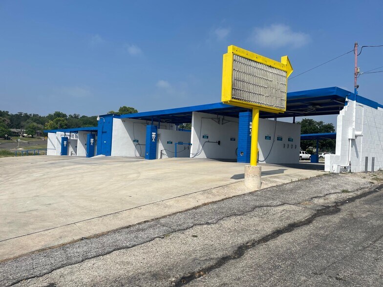 More Photos Of 115 W Glenview Dr, San Antonio Specialty For Sale