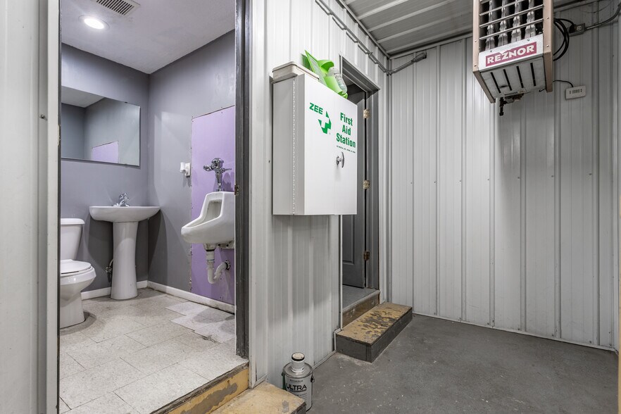 More Photos Of 204 Washington st, Frankton Industrial For Sale