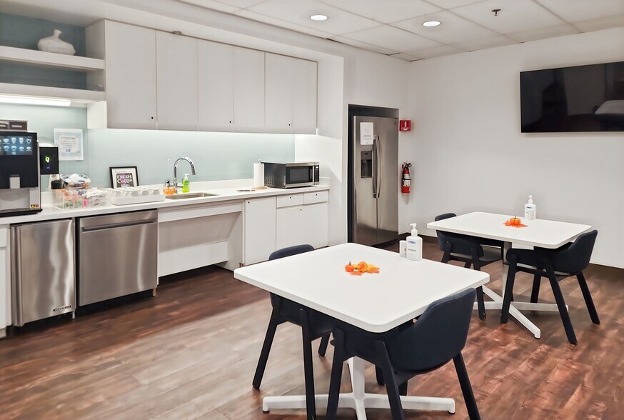 More Photos Of 9901 W Interstate 10, San Antonio Office Residential For Lease