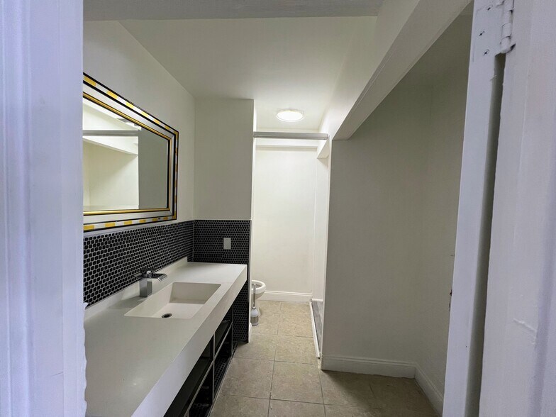 More Photos Of 910 E Sahara Ave, Las Vegas Medical For Lease