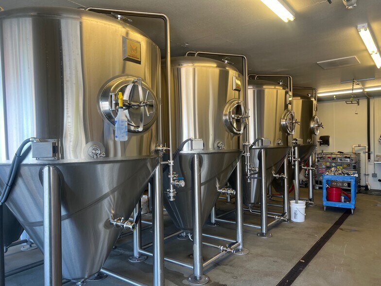 More Photos Of 2600 NE Division St, Bend Storefront Retail Office For Lease