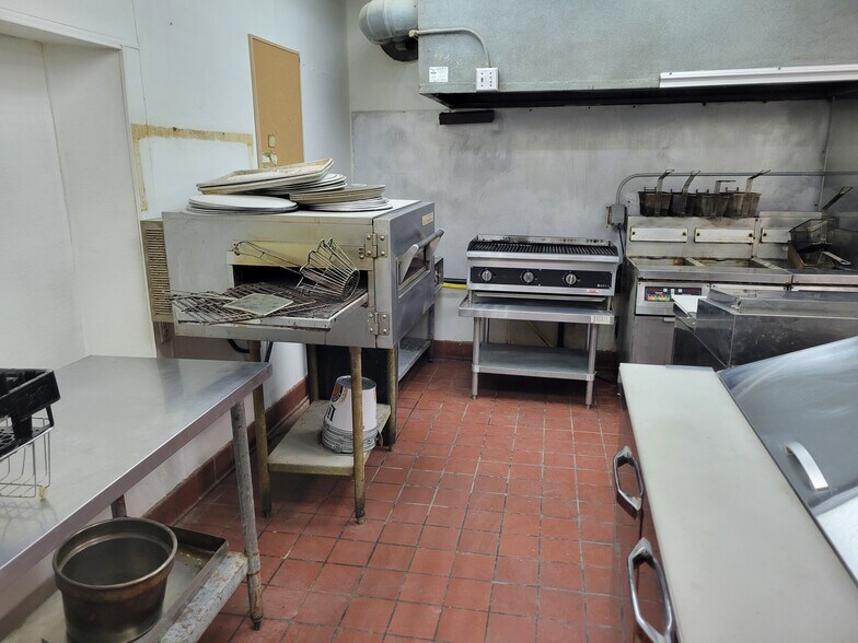 More Photos Of 90 E Jefferson St, Franklin Specialty For Lease