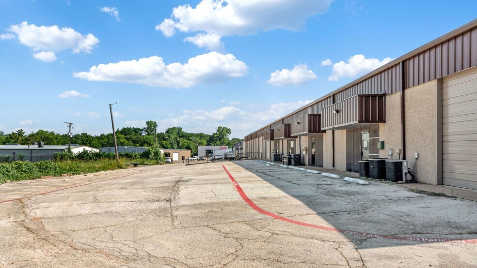 More Photos Of 801 Secretary Dr, Arlington Warehouse For Lease