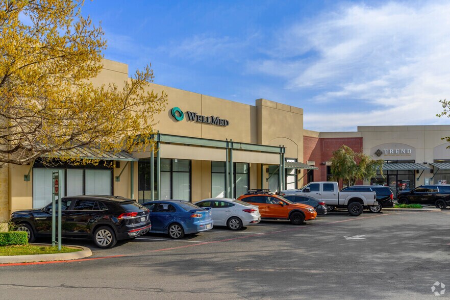 More Photos Of 700 E Sonterra Blvd, San Antonio Storefront For Lease