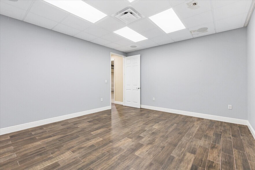 More Photos Of 1818 Greenleaf Ln, Leesburg Warehouse For Lease