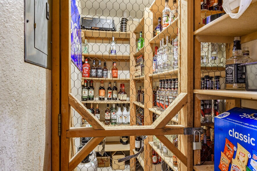 More Photos Of 877 Hancock Rd, Bullhead City Bar For Sale