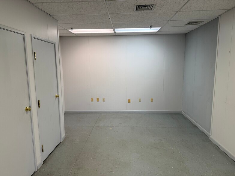 More Photos Of 1120 Commons Blvd, Reading Flex For Lease