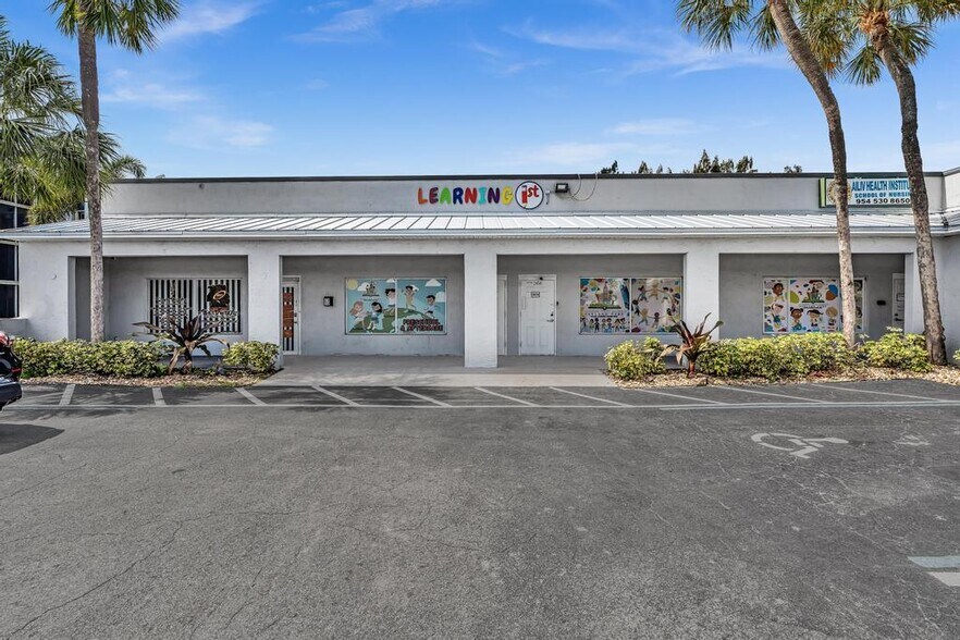 More Photos Of 2450-2556 W Oakland Park Blvd, Oakland Park Storefront For Sale