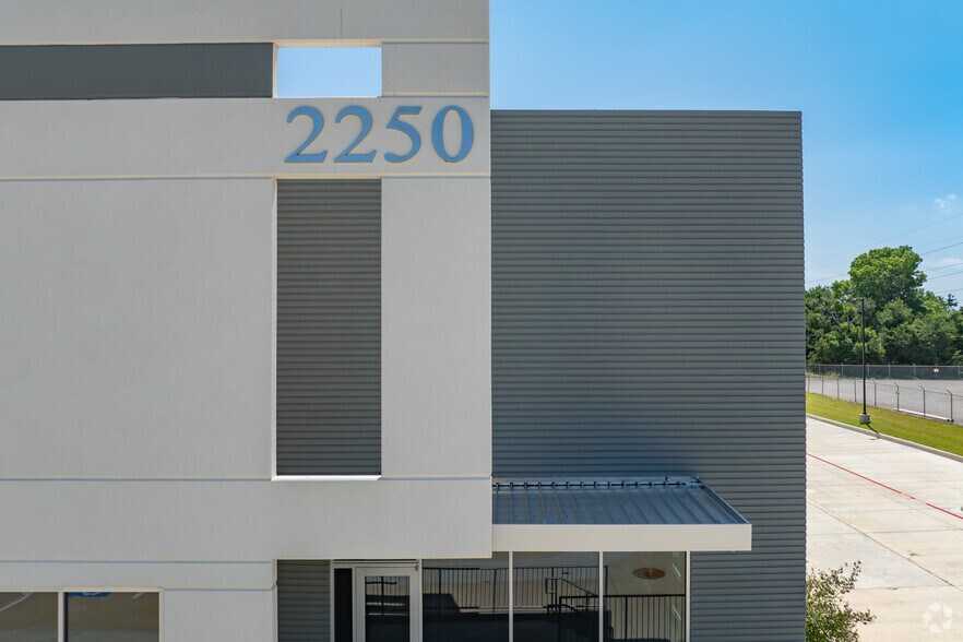 More Photos Of 2250 114th St, Grand Prairie Distribution For Sale