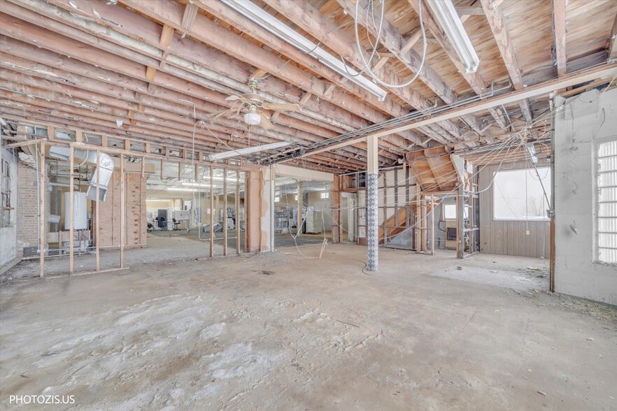 More Photos Of 122 W Northwest Hwy, Barrington Freestanding For Sale