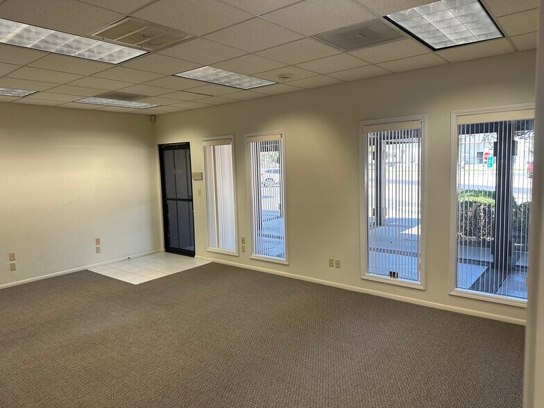 More Photos Of 825-865 S Frankwood Ave, Reedley Office For Lease