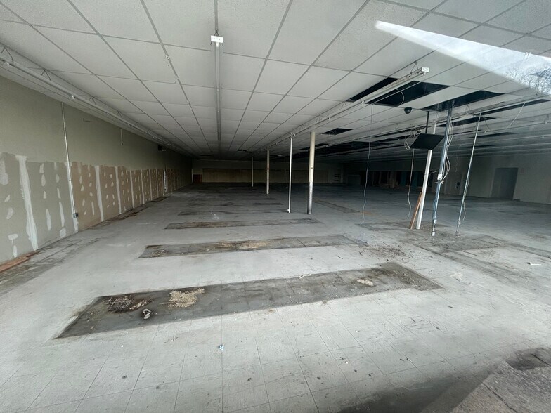 More Photos Of 1515 Washington Blvd, Mckeesport Storefront For Sale