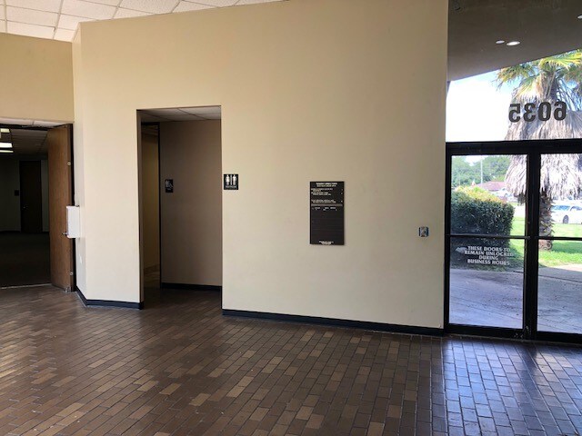 More Photos Of 6033-6035 Airline Dr, Houston Medical For Lease