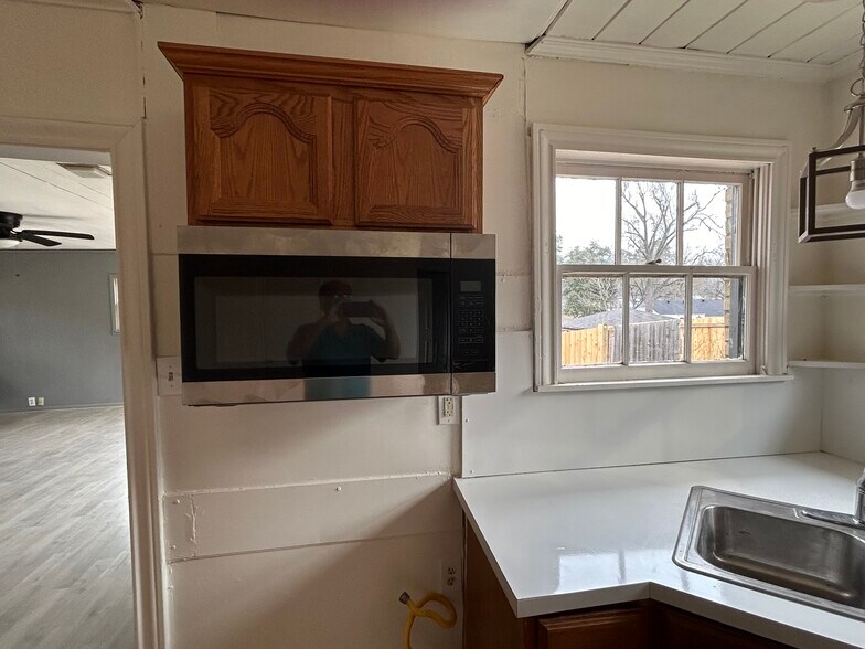 More Photos Of 404 N Henderson Blvd, Kilgore Office For Lease