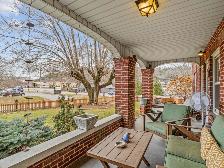 More Photos Of 506 W Main St, Burnsville Freestanding For Sale