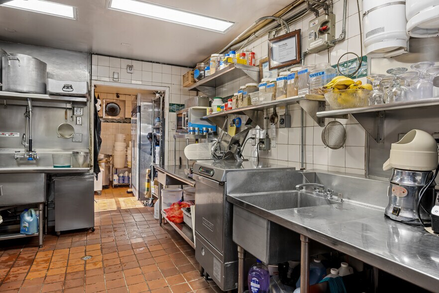 More Photos Of 1936 W 17th St, Santa Ana Restaurant For Sale