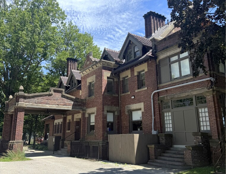 More Photos Of 715 Buchtel Ave, Akron Office For Sale