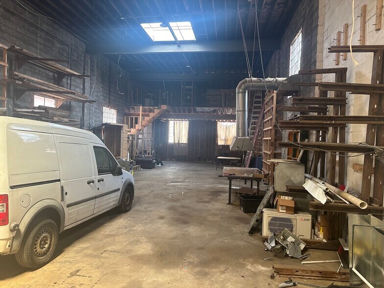 More Photos Of 101 N Madeira St, Baltimore Flex For Lease